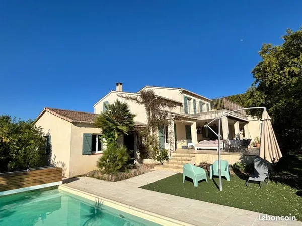 Maison - 8 pièces - 6 chambres - 200 m² - Piscine