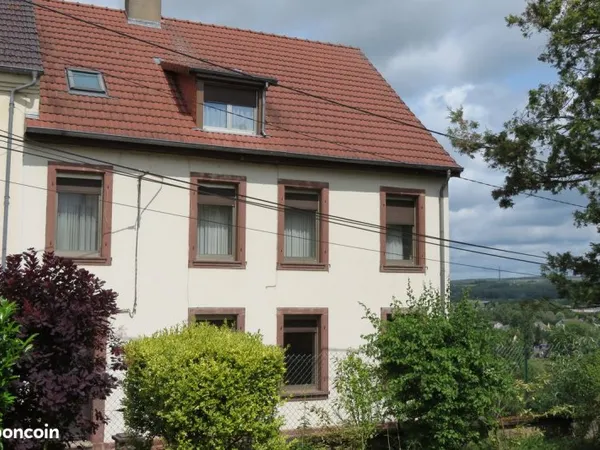 Grande maison comprenant 3 appartements et un terrain constructible de 6,5 ares