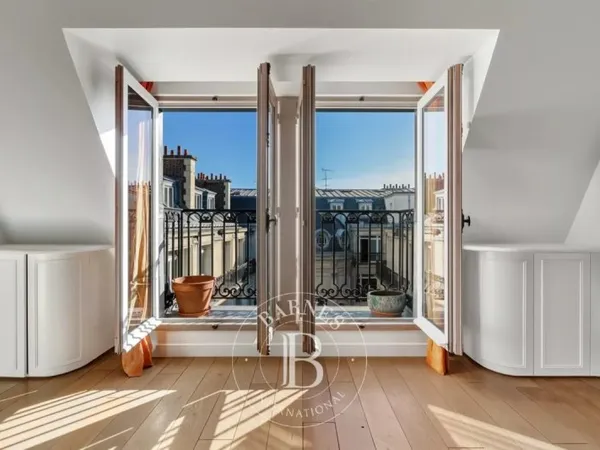 Paris 8ème - Matignon / Boétie - Appartement atypique - 3 chambres - Dernier étage