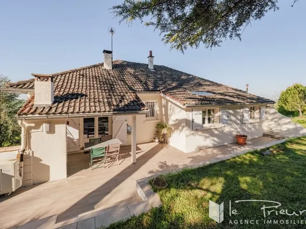 Maison lumineuse avec vue dominante, piscine, 2 garages et grand terrain arboré à 5 min du Cv d'Albi