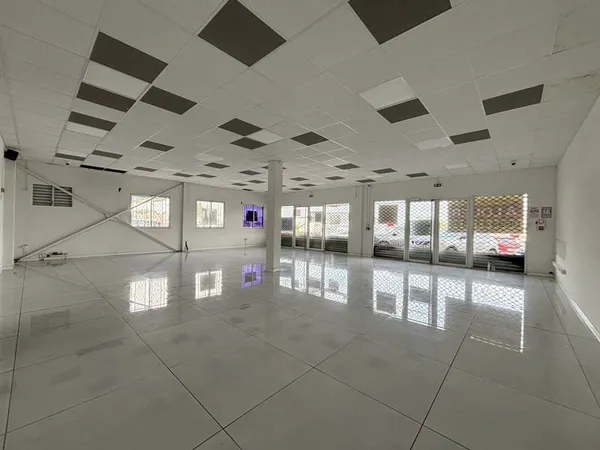 Local commercial JARRY - IMMEUBLE PLEIN SUD - 270m2