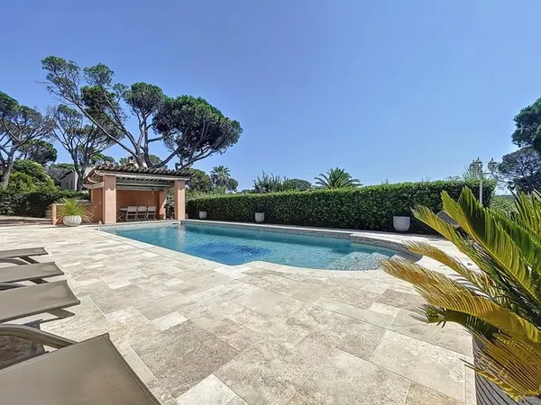 Villa provençale de 270m², 8 pièces, piscine, terrain 2600m², de plain-pied