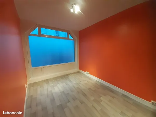 Local Commercial Box stockage 30M² proche gare SNCF