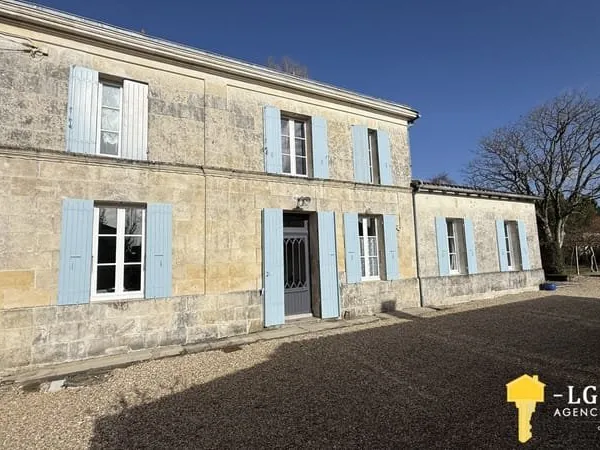 Authentique maison en pierre beaux volumes et jardin arbor