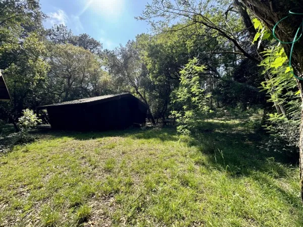 Exceptionnel: La Vigne, cabanes sur terrain constructible d'envi
