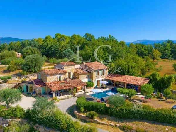 Mas en pierre de caractère avec dépendance - à pied du village