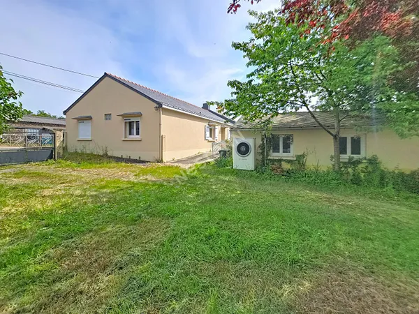 Maison A VENDRE à seulement 5 minutes d'ANCENIS, calme de la campagne, nombreuses dépendances.
