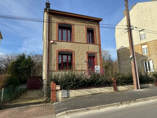 Maison sur sous-sol de 111 m2 SH sur 559 m2 de terrain à 2 mn de Villers Semeuse