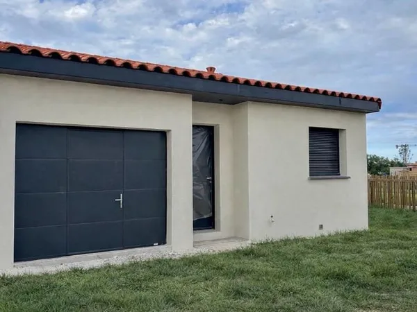 Villa 3 faces avec garage et jardin