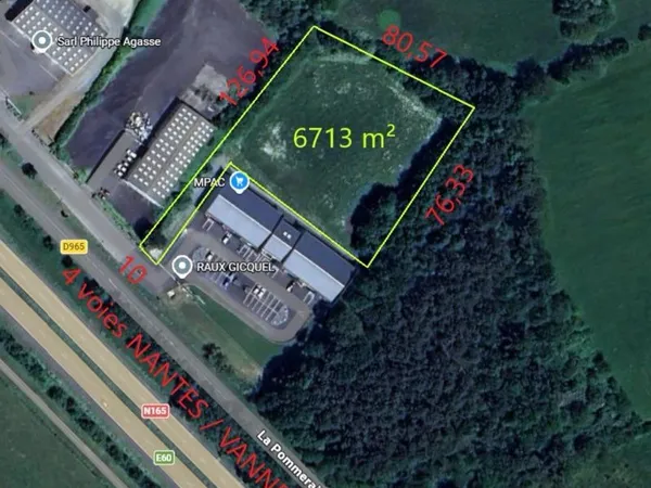 Terrain constructible - face 4 voies Vannes / Nantes
