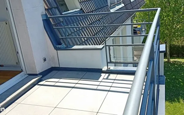 Dans charmante petite résidence lumineux F 1 dernier étage terrasse ensoleillée sud-ouest