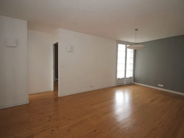 BORDEAUX CHARTRONS / BASSINS À FLOT 64 rue du Commandant Hautreux-APPARTEMENT MEUBLÉ TRAVERSANT-DERN