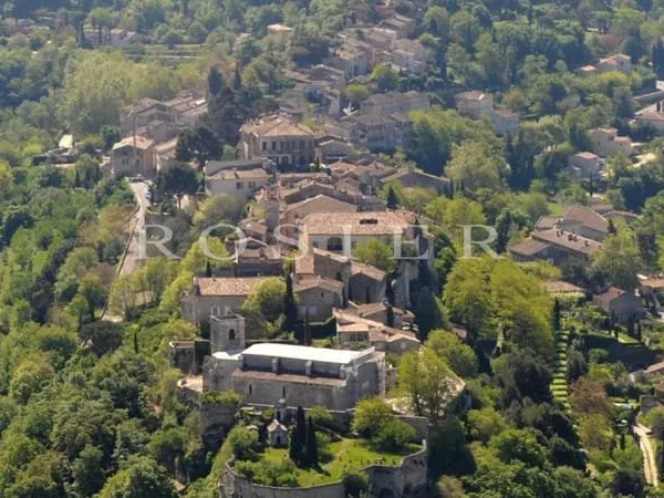 Ménerbes - Maison de village avec jardin face au Mont Ventoux