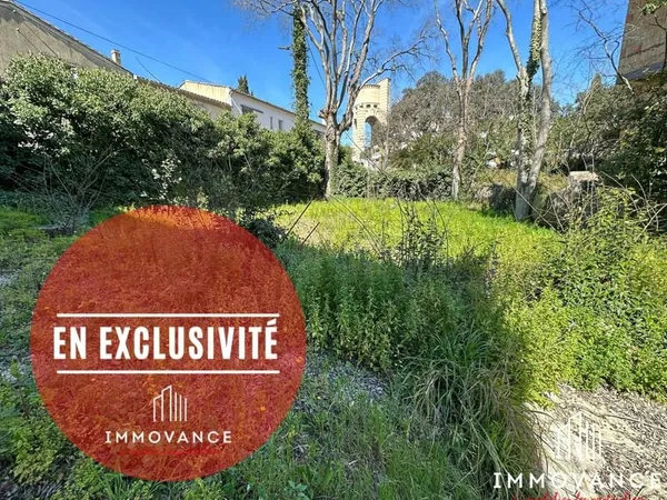 EXCLUSIVITE CASTRIES AU COEUR DU VILLAGE GRANGE SUR TERRAIN CONS