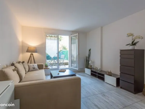 A 5 min à pieds du tram T12 STUDIO A VENDRE AVEC JARDIN
