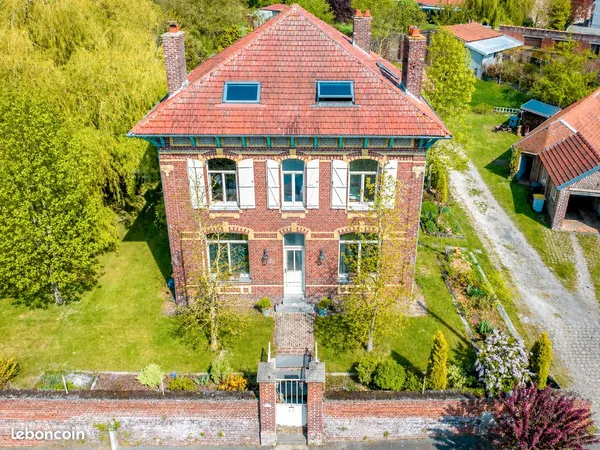 Maison de Maître individuelle entièrement rénovée avec 6 chambres, garage et dépendance