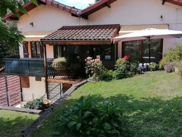 MAISON ATYPIQUE AVEC BEAUCOUP DE CHARME