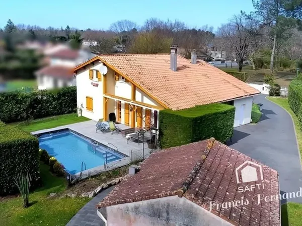 Belle maison landaise avec piscine sur un terrain de 2 192 m².
