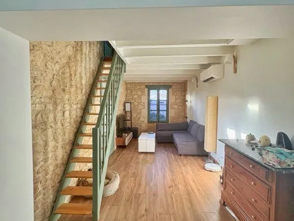 Maison rénovée avec jardin, dépendances et garage - centre bourg