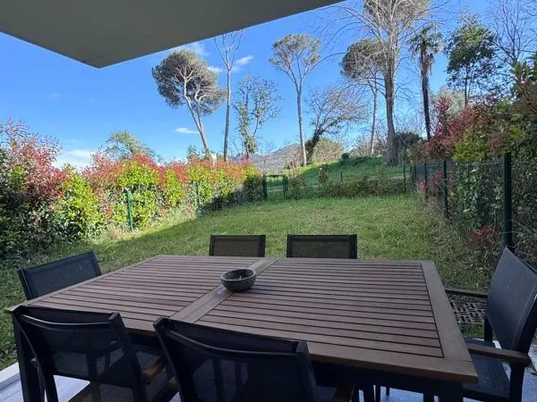 🌿 T2 récent avec grand jardin 99 m² - Vue Rocher de Roquebrune - Résidence avec piscine