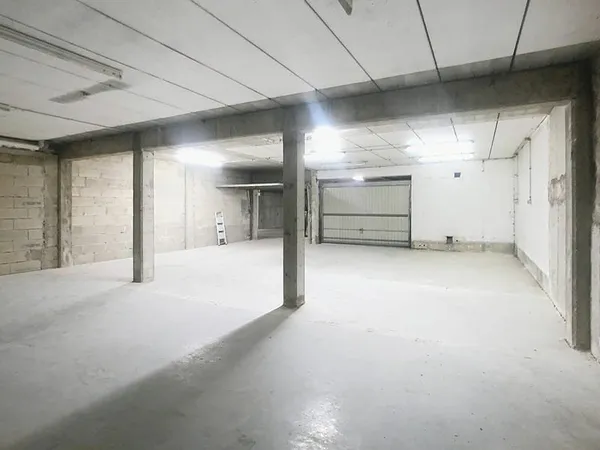 Aire de stockage / parking / box Valenton 90 m2