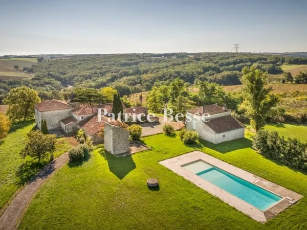 Entre Bordeaux et Toulouse, dominant la vallée de la Garonne, un hameau du 16e s. à rénover avec sa