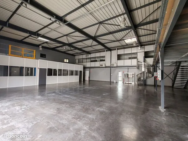 Local d'activité + bureaux - 672 m² - Vourles (ZI des Plattes)