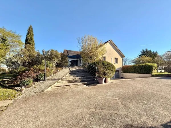 Ensemble immobilier composé de deux maisons sur un terrain de 3 151 m²