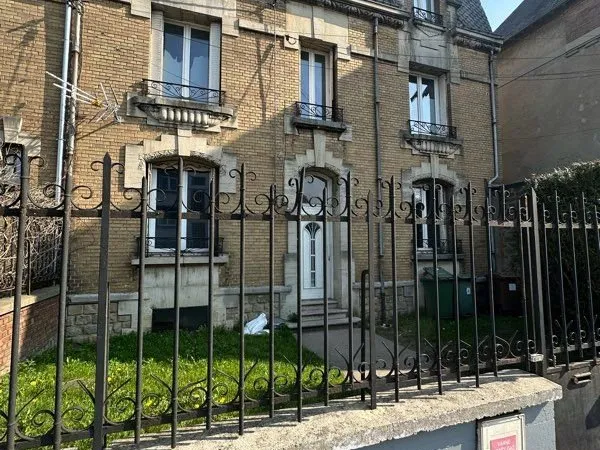 Grande maison bourgeoise à rafraîchir