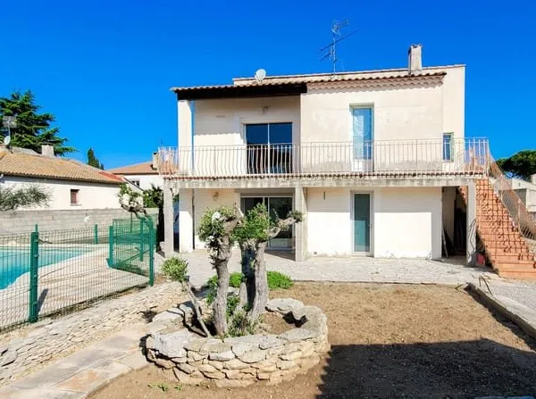 Proche de MAUGUIO : Maison de 220m2 avec piscine et garage