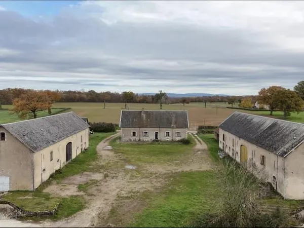 Corps de ferme à rénover sur 3 hectares