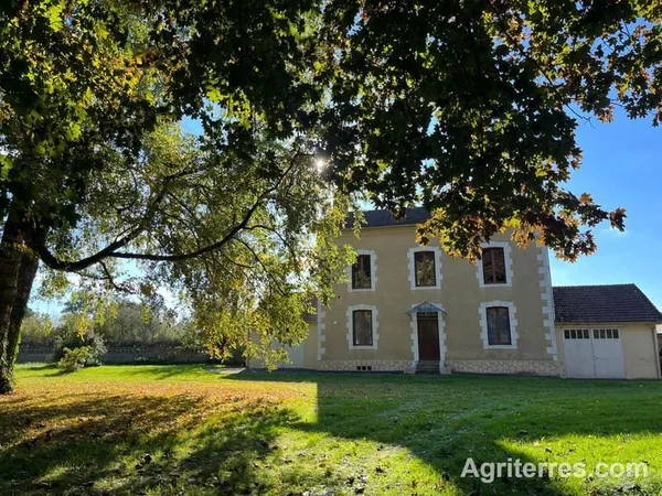 Maison de caractère sur vaste parc arboré, et corps de ferme, le tout sur 2,3 ha