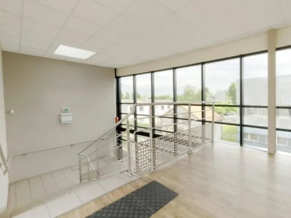 Local d'activité 618 m²