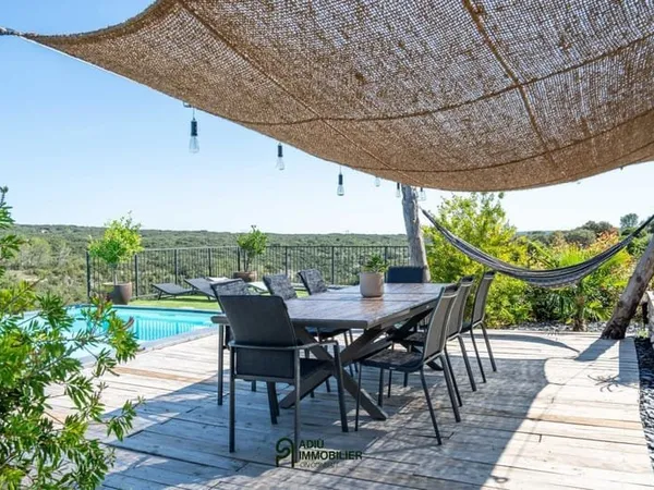 Villa contemporaine en position dominante avec vue dégagée sur la nature