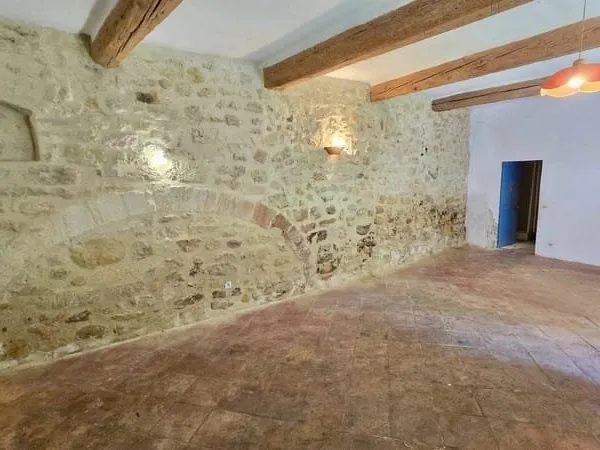 Projet de rénovation très intéressant avec un joli jardin clos.