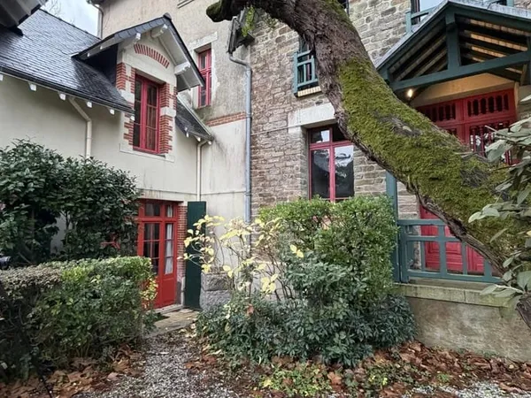 DANS UN ENSEMBLE MAGNIFIQUE MAISON AVEC - VUE EXCEPTIONNELLE SUR LA MER