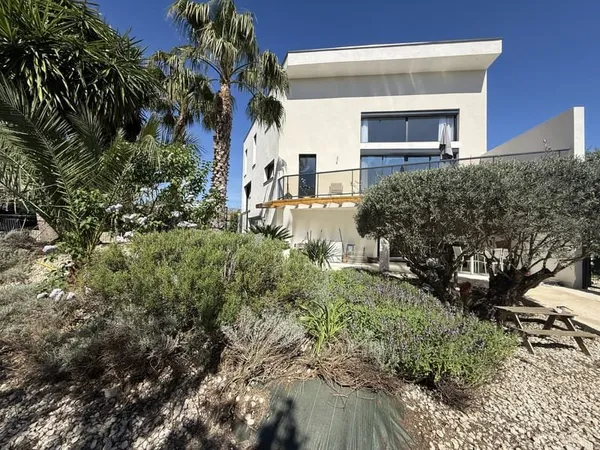 Villa récente de 246 m2 avec vue et piscine - Clarensac 3087