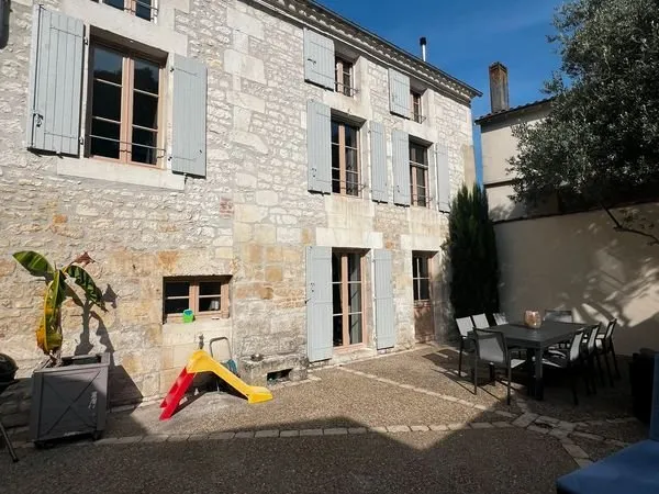 Belle maison de ville charentaise 120 m²- 5 chambres - pas de travaux - cour intérieure - pas de gar