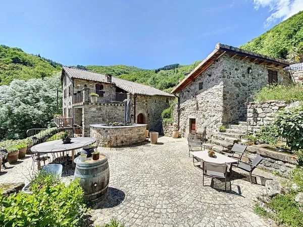 Demeure de caractère de 330m2 rénovés avec 6 chambres, 2,6 ha de terrain, piscine et vue dominante.