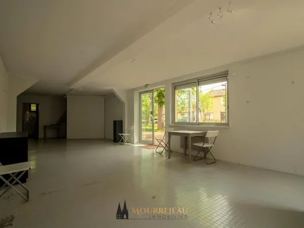 Local commercial en centre du village
