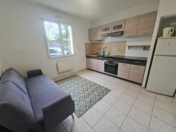 Landreau - Dans une maison divisée en plusieurs appartements, deux pièces en rez de chaussée s'ouvra