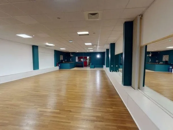 A LOUER GRANDE SALLE IDEALE POUR COURS COLLECTIFS