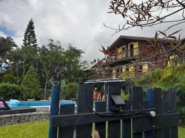 Investissement comprenant 3 logements et une piscine