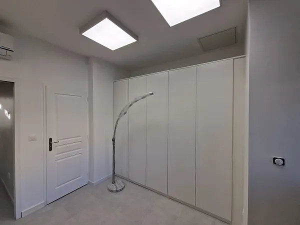 À VENDRE - Bureau ou commerce 40 m² + Studio 20 m², Secteur Nord, résidence Loubassanne