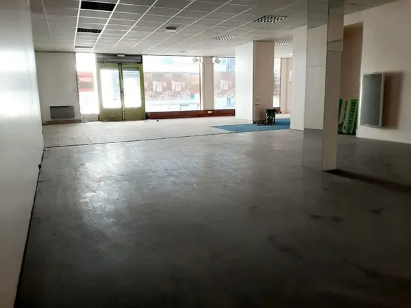 Local commercial centre de Nay - 150 m² - Grande vitrine