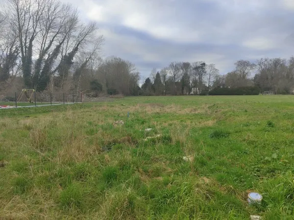 Très beau Terrain à bâtir de 837 m2 plat et clos sur deux co