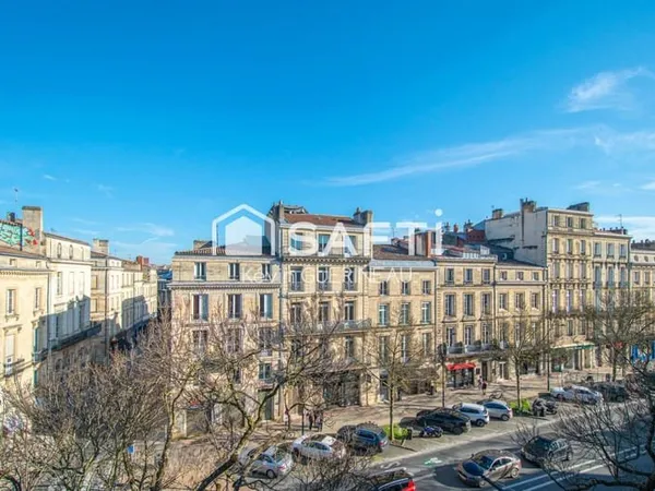 Appartement de standing Triangle d'or 115m2 au dernier étage d'un immeuble classé