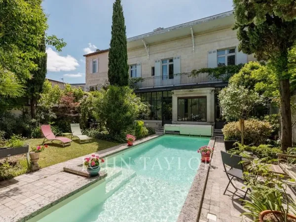 Bordeaux Saint Genès - Élégante demeure familiale avec jardin, piscine et garage double, à deux pas 