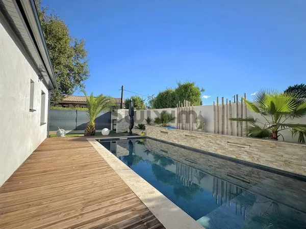 Villa moderne de plain-pied à Saint-Privat-des-Vieux 118 m2 habitables avec piscine