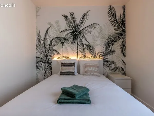 Chambre et salle d'eau indépendante dans maison à la campagne